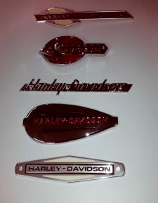 ASSORTED HARLEY DAVIDSON BADGES